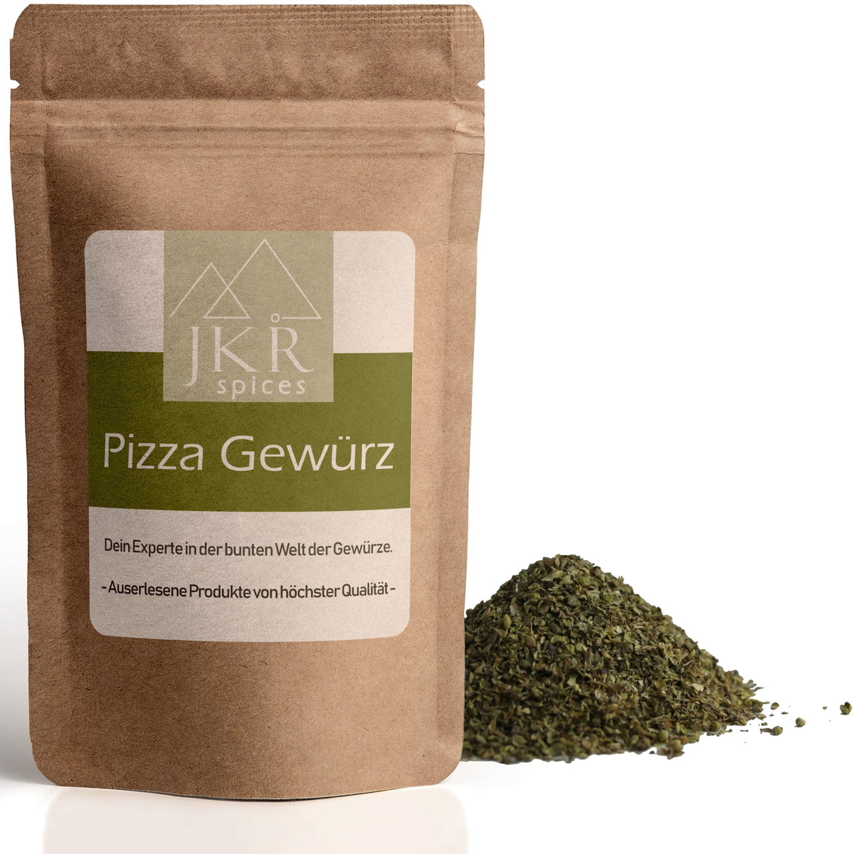 JKR Spices Pizza Gewürz im Doypack, mediterrane Pizza Gewürzmischung als Häufchen neben der Packung, Produktfoto auf weißem Hintergrund