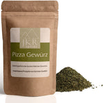 JKR Spices Pizza Gewürz im Doypack, mediterrane Pizza Gewürzmischung als Häufchen neben der Packung, Produktfoto auf weißem Hintergrund