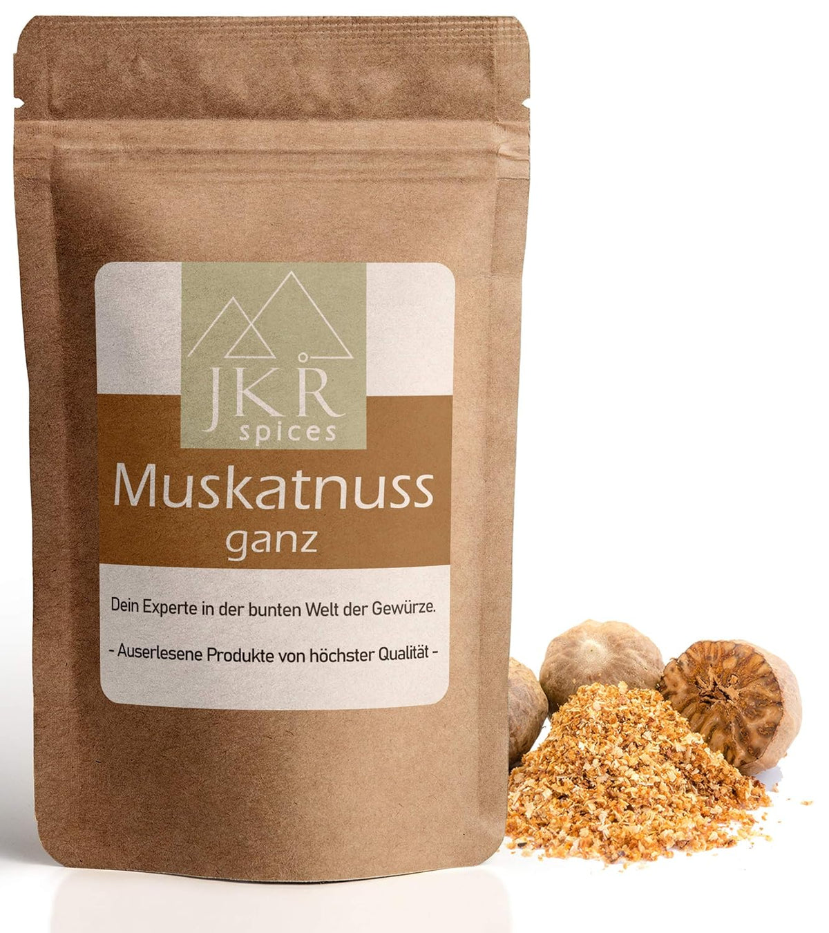 JKR Spices Muskatnuss ganz im Doypack, ganze Muskatnüsse mit Muskatabrieb daneben, Produktfoto auf weißem Hintergrund