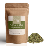 JKR Aglio e Olio Peperoncino im braunen Doypack, daneben aromatische Kräuter-Mischung – hochwertige Gewürzmischung für Pasta und mediterrane Küche