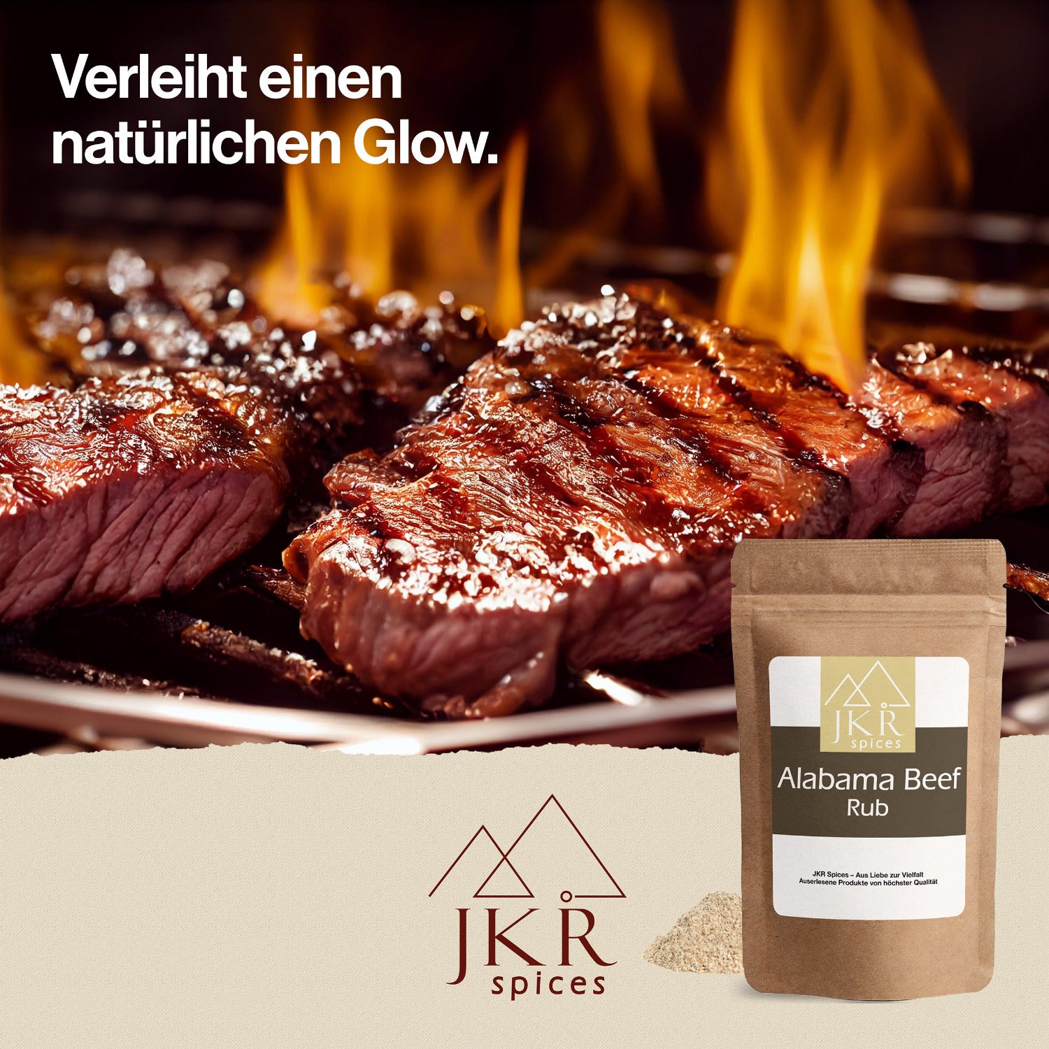 JKR Spices Alabama Beef Rub im Doypack vor gegrilltem Steak mit Flammen, BBQ Werbebild für Rindfleisch Gewürzmischung