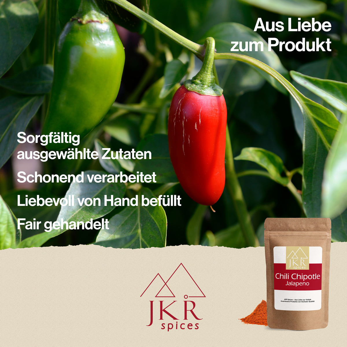 Rote und grüne Jalapenos an einem Zweig hängend. Text: Sorgfältig ausgewählte Zutaten, Schonend verarbeitet, Liebevoll von Hand befüllt, Fair gehandelt.