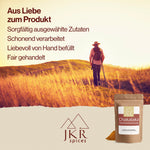 Ein Wanderer in sommerlicher Landschaft, Text: Sorgfältig ausgewählte Zutaten, Schonend verarbeitet, Liebevoll von Hand befüllt, Fair gehandelt.