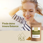 Ayurvedische Gewürzmischung von JKR in natürlicher Landschaft mit warmem Licht, Fokus auf Wohlbefinden und ausgewogener Ernährung