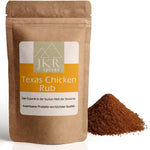 Mockup Packshot: JKR Spices Texas Chicken Rub im Doypack mit Gewürzhaufen, BBQ Rub für Hähnchen und Geflügel