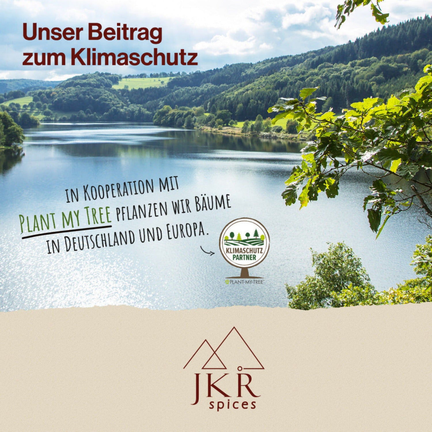 JKR Spices Klimaschutz Motiv mit See und Wald Landschaft Text Unser Beitrag zum Klimaschutz Kooperation mit Plant My Tree wir pflanzen Baeume in Deutschland und Europa Klimaschutz Partner Logo und JKR Spices Branding