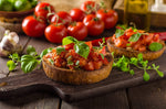 Frische Bruschetta auf rustikalem Brot mit Tomaten, Basilikum und würziger JKR Bruschetta Gewürzmischung auf Holzuntergrund