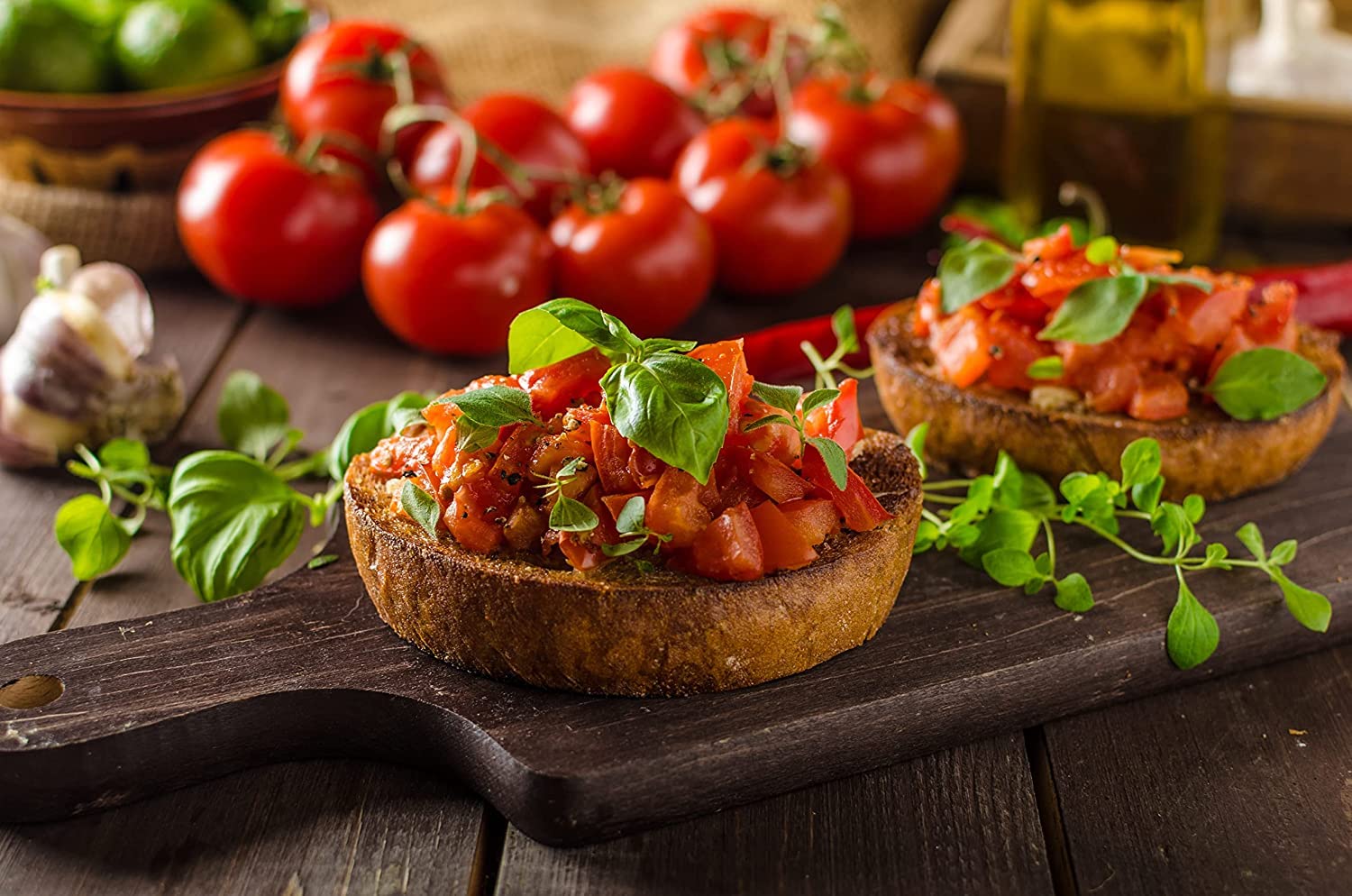 Frische Bruschetta auf rustikalem Brot mit Tomaten, Basilikum und würziger JKR Bruschetta Gewürzmischung auf Holzuntergrund