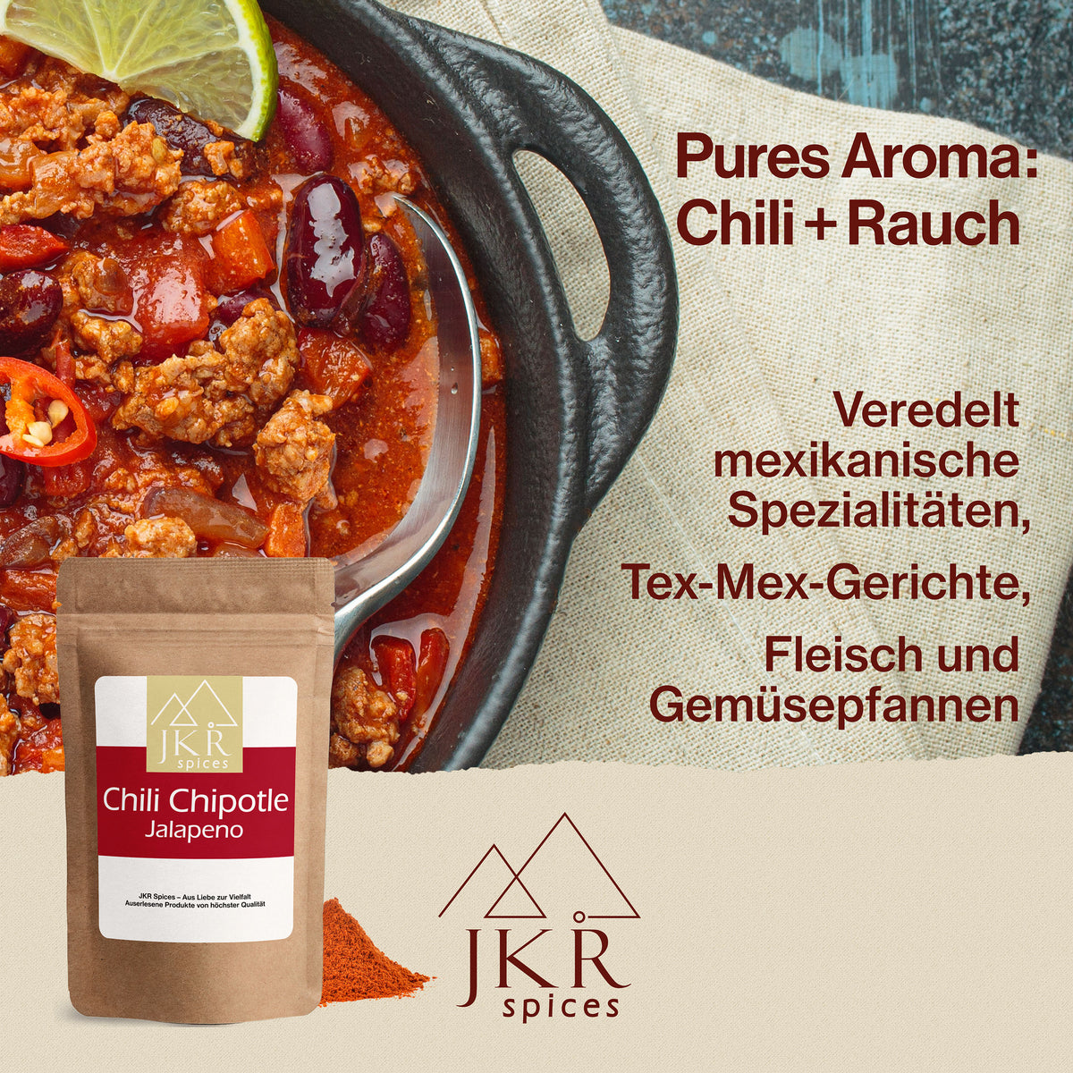Detailbild von Chili con Carne in einem gusseisernen Topf, Text: Pures Aroma: Chili + Rauch, Veredelt mexikanische Spezialitäten, Tex-Mex-Gerichte, Fleisch und Gemüsepfannen