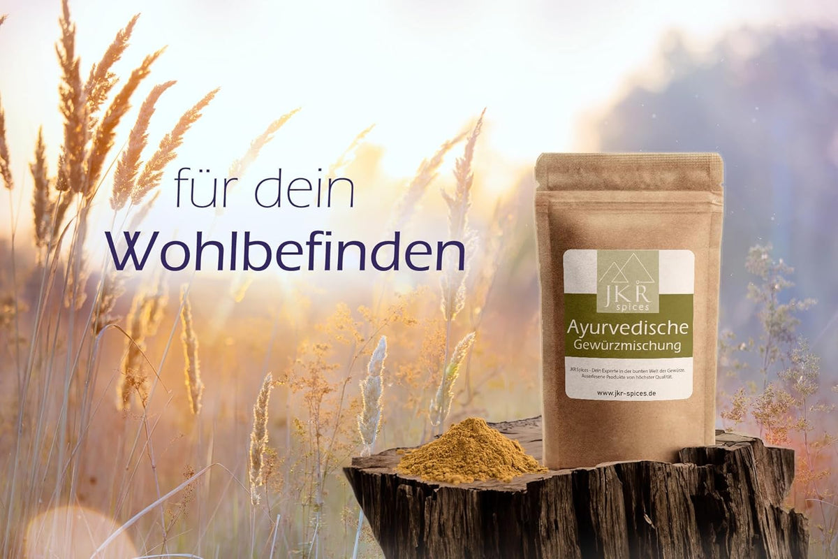 Ayurvedische Gewürzmischung von JKR in natürlicher Landschaft mit warmem Licht, Fokus auf Wohlbefinden und ausgewogener Ernährung