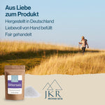 Frau im Sonnenschein mit JKR Minerals Bittersalz, Fokus auf Nachhaltigkeit und Sorgfalt bei der Herstellung