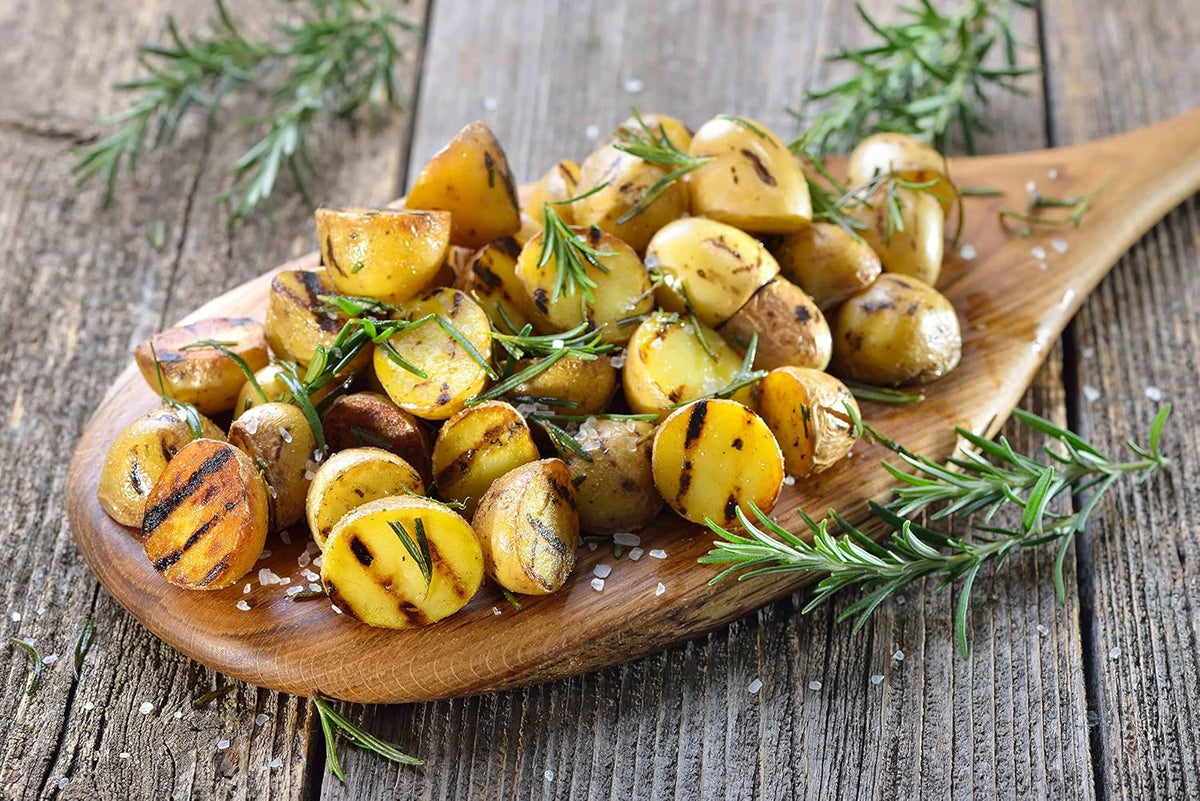 Bratkartoffeln mit frischen Kräutern in rustikaler Pfanne, gewürzt mit JKR Spices Bratkartoffel Gewürz