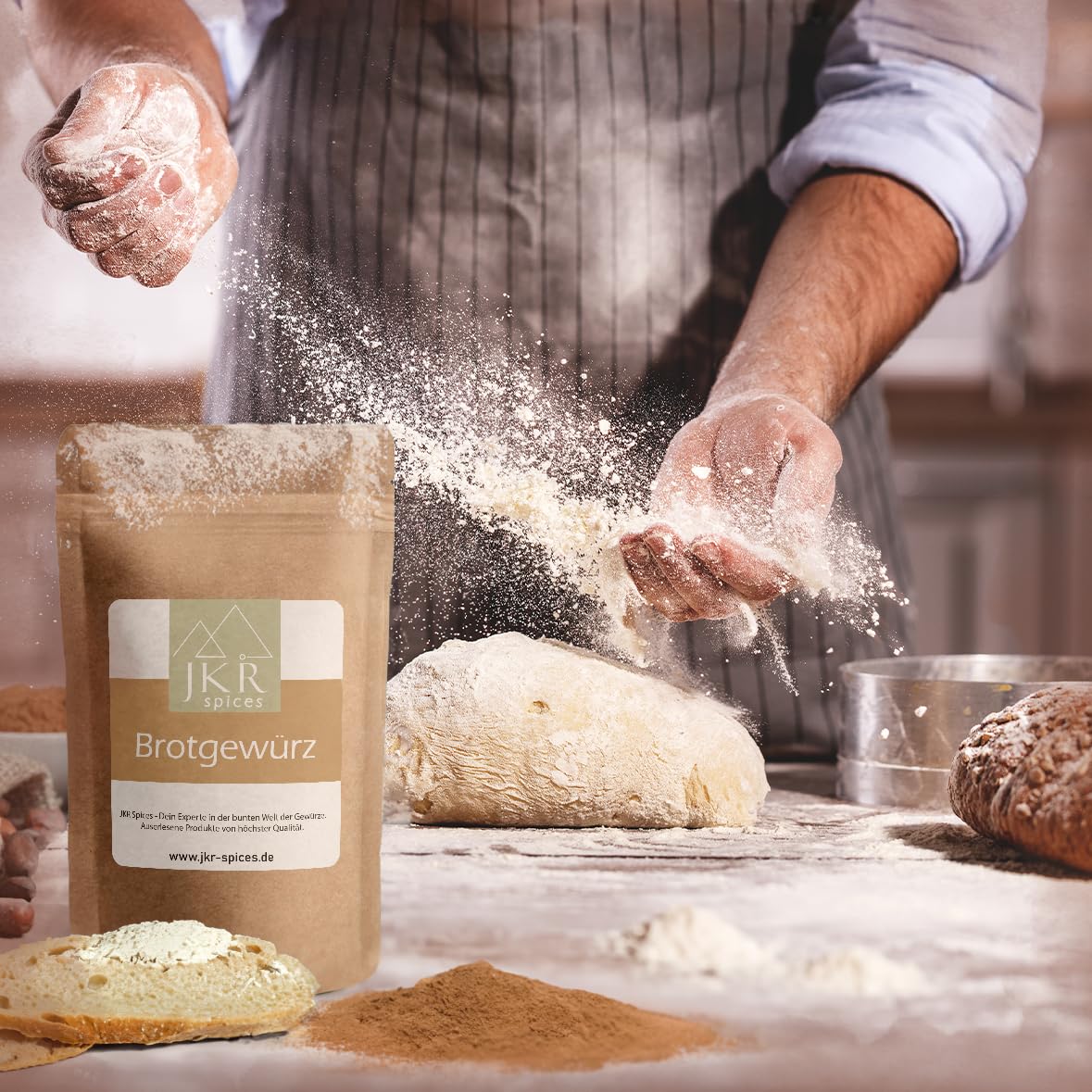Professioneller Bäcker beim Teigkneten mit JKR Spices Brotgewürz für traditionelle, aromatische Brotqualität