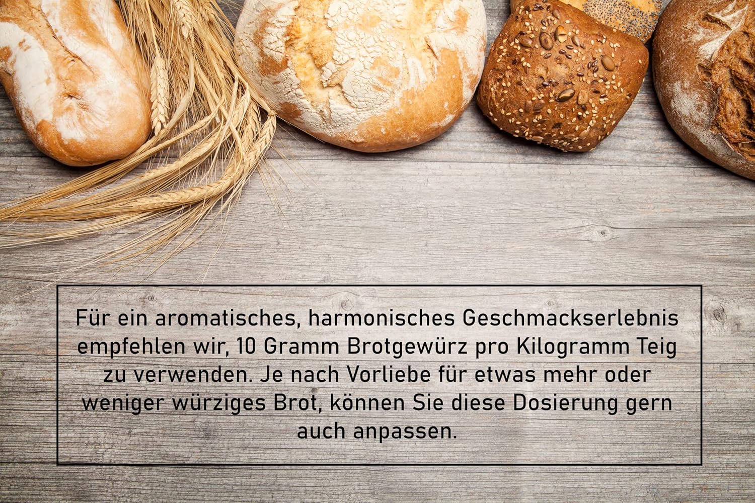 Brotgewürz Dosierungsempfehlung: rustikale Brote und Getreideähren auf Holzbrett mit Hinweis „10 g Brotgewürz pro Kilogramm Teig“ für ein aromatisches, harmonisches Geschmacks­erlebnis