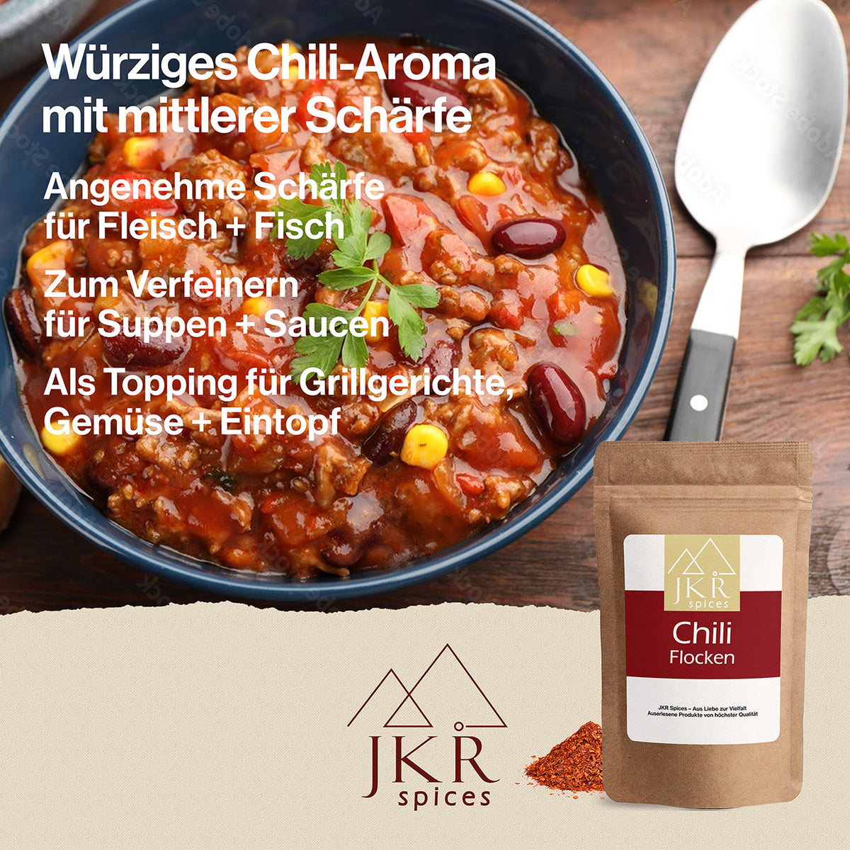 Ein Teller mit einem Chiligericht, daneben ein Löffel, davor eine Packung mit Chili Flocken. 
Text: Würziges Chili-Aroma mit mittlerer Schärfe. Angenehme Schärfe für Fleisch + Fisch/Zum Verfeinern für Suppen + Soßen/Als Topping für Grillgerichte, Gemüse + Eintopf