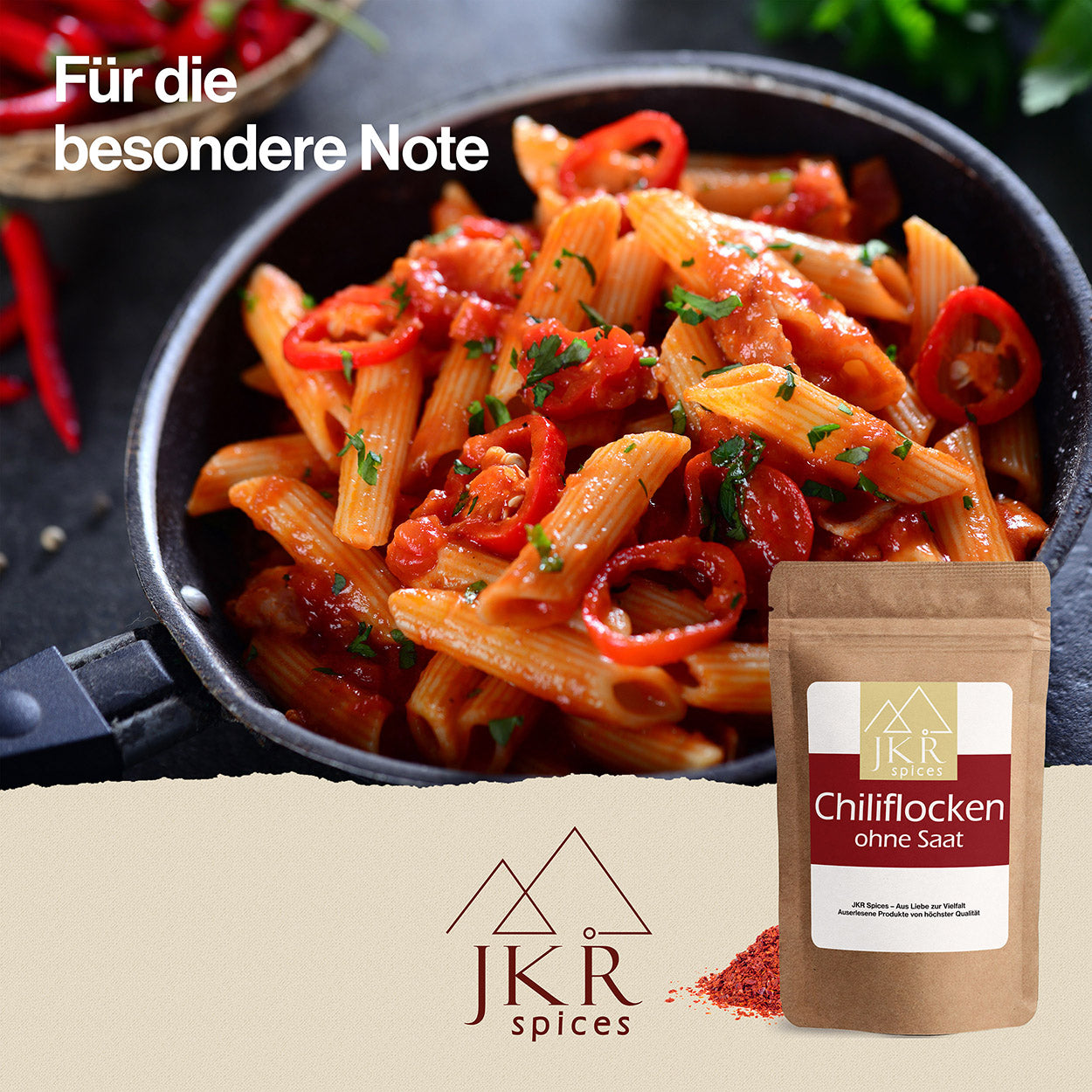 Eine Pfanne mit Penne und gebratenen Tomaten, davor eine Packung mit Chili Flocken. Text: Für die besondere Note