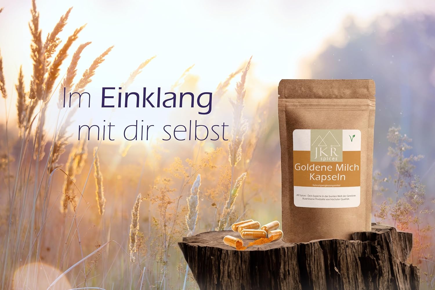 Goldene Milch Kapseln vor goldenem Getreidefeld – natürliche Unterstützung für Wohlbefinden und Balance