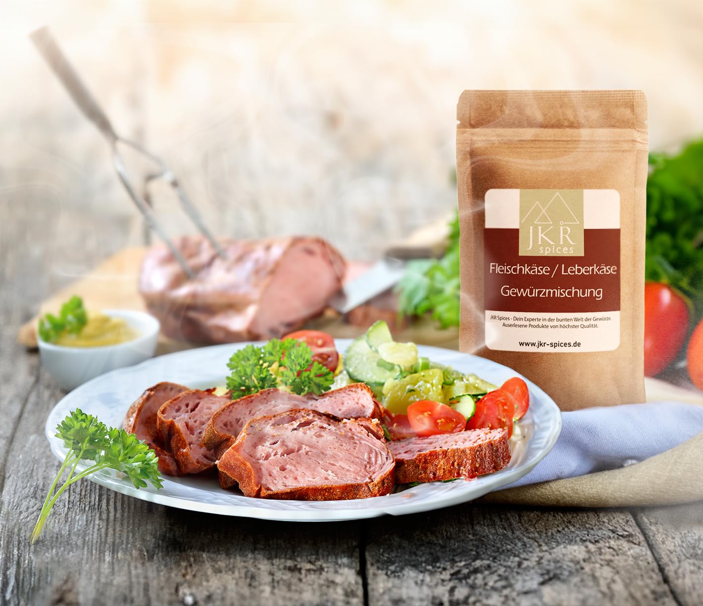 Frisch zubereiteter Leberkäse mit Beilagen auf hellem Teller – servierfertiges Beispielgericht.