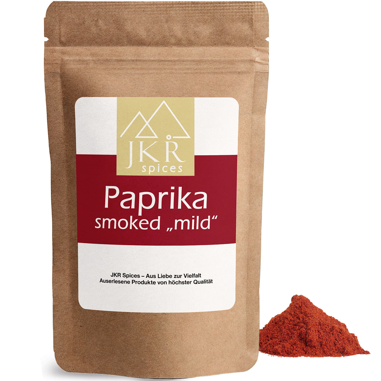 JKR Spices Paprika Smoked „mild“ im braunen Doypack, geräuchertes Paprikapulver als roter Gewürzhaufen vor weißem Hintergrund