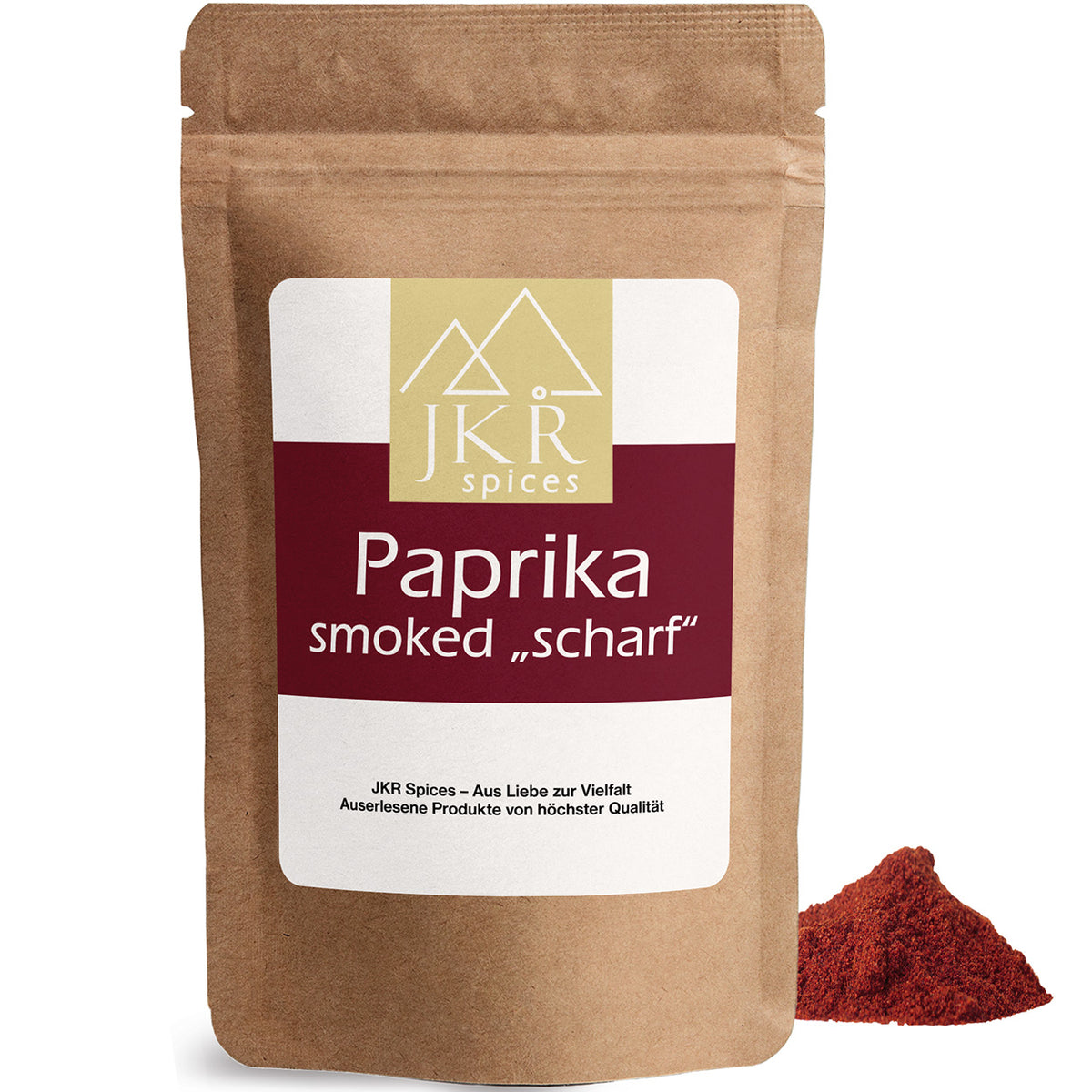 JKR Spices Paprika Smoked „Scharf“ im braunen Doypack, geräuchertes Paprikapulver als roter Gewürzhaufen vor weißem Hintergrund