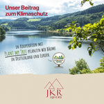 Unser Beitrag zum Klimaschutz, JKR Spices Verantwortung und nachhaltigere Ausrichtung, Naturmotiv mit Logo und Statement