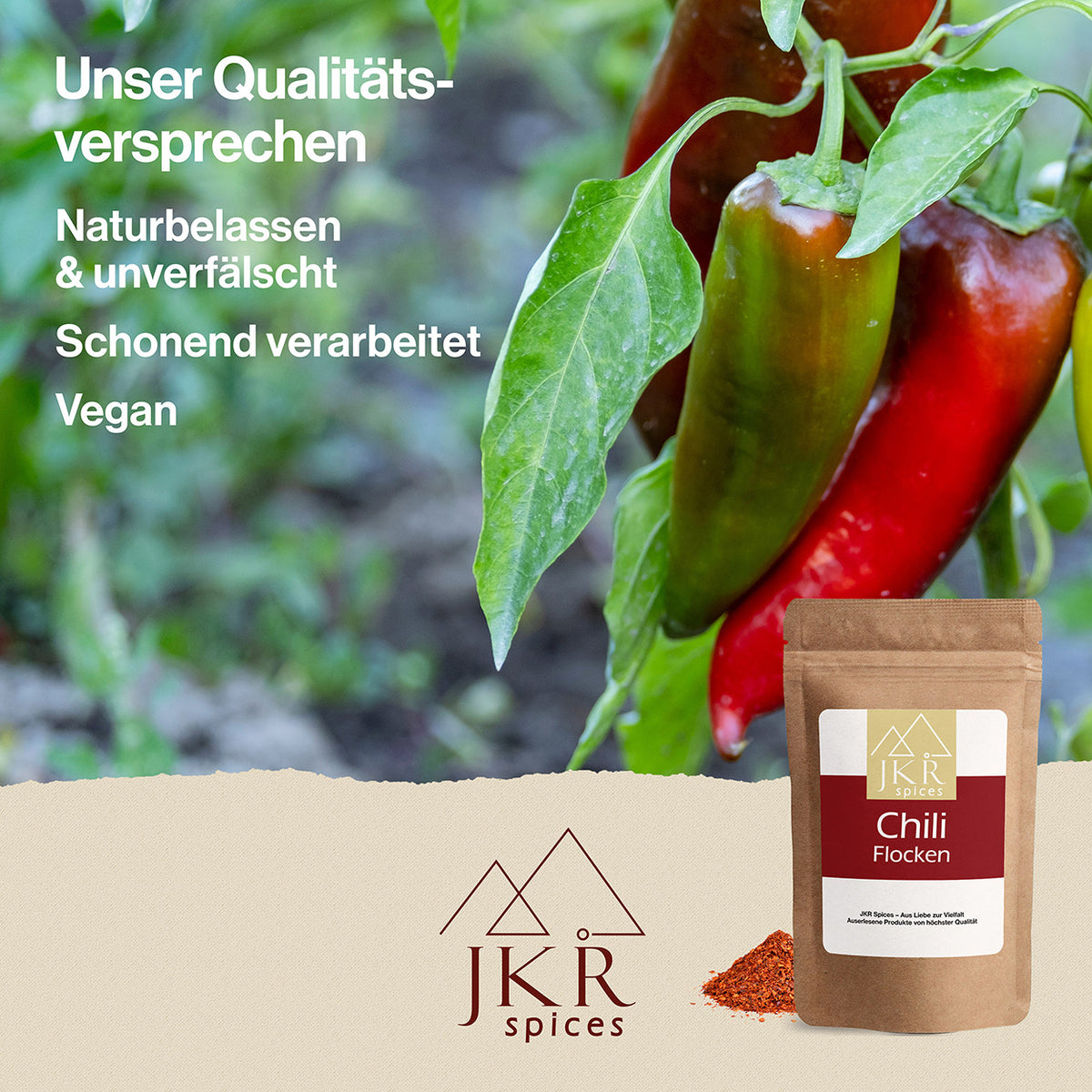 Grüne und rote Chilischoten am Strauch hängend. Text: Unser Qualitätsversprechen: Naturbelassen + unverfälscht/Schonend verarbeitet/vegan.