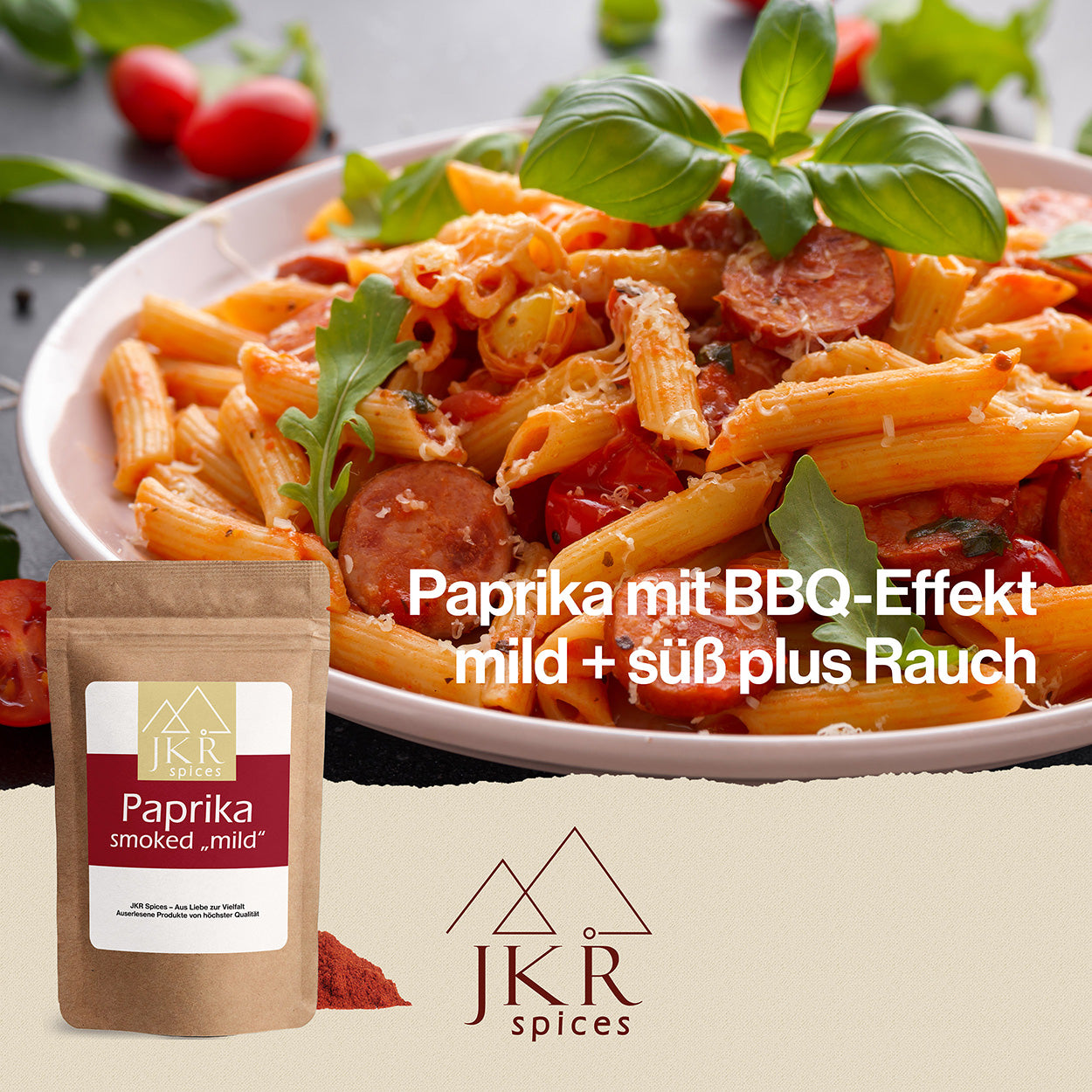 Ein Teller Penne, darauf gebratene Salsiccia, Tomaten, Rucola, Basilikum und geriebener Parmesan, davor eine Packung mit Paprika smoked "mild". Text: Paprika mit BBQ-Effekt: mild + süß plus Rauch