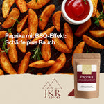 Ofenrost mit Potato Wedges, darauf ein Schälchen mit Ketchup, davor eine Packung mit Paprika smoked "scharf". Text: Paprika mit BBQ-Effekt: Schärfe plus Rauch