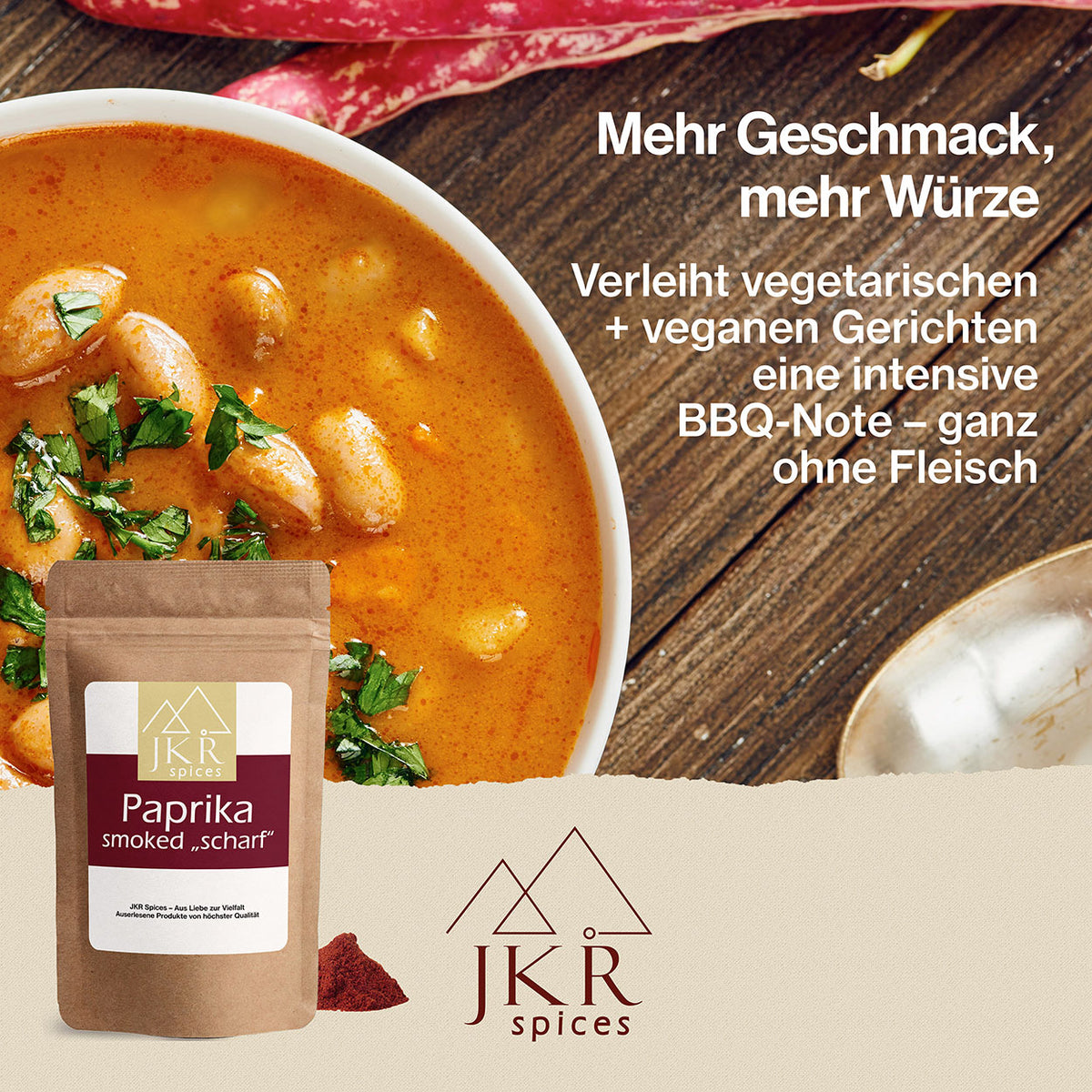 Eine weiße Schüssel mit Bohnensuppe auf einer dunklen Holzplatte. Text: Mehr Geschmack, mehr Würze/Verleiht vegetarischen + veganen Gerichten eine intensive BBQ-Note – ganz ohne Fleisch
