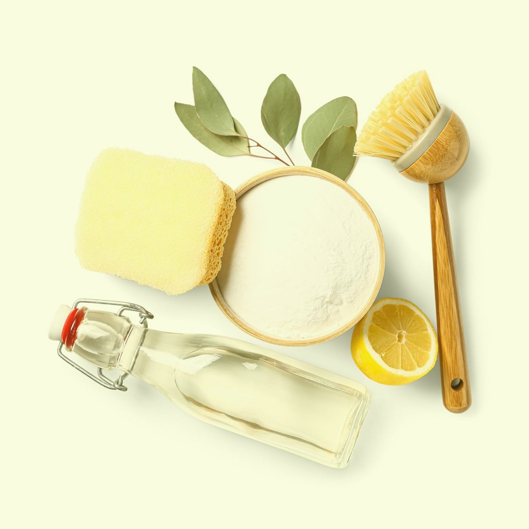 Zitronensäure , Zutaten wie Zitrone, Schwamm und Pulver in Schüssel auf hellem Hintergrund