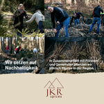 Mitarbeiter pflanzen Bäume, Text: Wir setzen auf Nachhaltigkeit. In Zusammenarbeit mit Förstern und Gemeinden pflanzen wir jährlich Bäume in der Region. JKR Logo