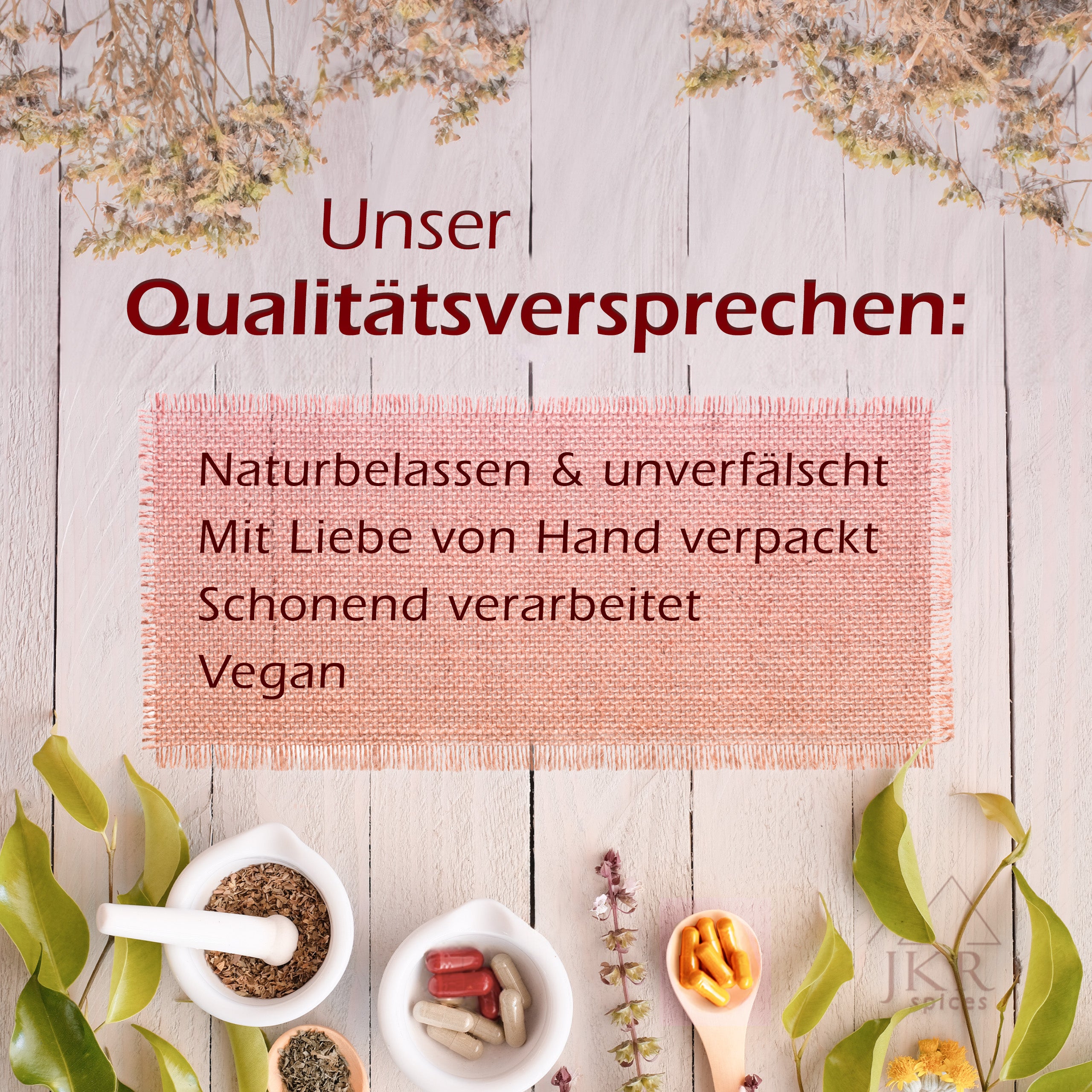 JKR Spices Qualitätsversprechen Bild – naturbelassene und unverfälschte Zutaten, liebevoll von Hand verpackt und schonend verarbeitet, vegane Qualität – dekorative Szene mit Kräutern, Gewürzen und sanftem Holzuntergrund