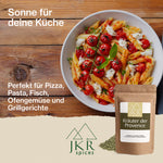 Mediterrane Pasta mit Tomaten und Mozzarella in einer weißen Schüssel angerichtet. Text: Sonne für deine Küche. Perfekt für Pizza, Pasta, Fisch, Ofengemüse und Grillgerichte
