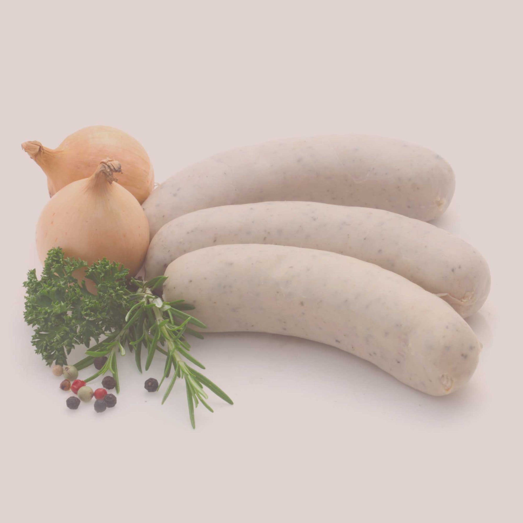Serviervorschlag Kuttermittel: weiße Würste mit Kräutern und Gewürzen auf hellem Hintergrund, Wurstherstellung Motiv