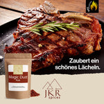 JKR Spices Magic Dust Rub im braunen Doypack vor großem gegrilltem Steak mit Rosmarin, BBQ Werbebild für Gewürzmischung und Grillfleisch