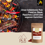 JKR Spices Magic Dust Rub im Doypack neben Grillmotiv mit Steak, Gemüse und Chili, BBQ Werbebild für vielseitige Gewürzmischung