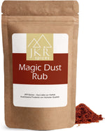 Brauner Gewürzbeutel von JKR Spices mit Rub Magic Dust Etikett und rotbrauner BBQ Gewürzmischung daneben freigestellt auf weißem Hintergrund