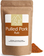 JKR Spices Pulled Pork Rub im Doypack, BBQ Rub Gewürzmischung als Häufchen neben der Packung, Produktfoto auf weißem Hintergrund