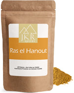 JKR Spices Ras el-Hanout im Doypack, marokkanische Gewürzmischung als Gewürzhaufen daneben, Produktfoto auf weißem Hintergrund
