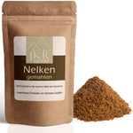 JKR Spices Nelken gemahlen im Doypack, gemahlene Nelken als Gewürzhaufen neben der Packung, Produktfoto auf weißem Hintergrund