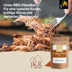 JKR Spices BBQ Rub Anwendung am Fleisch, Hände würzen oder rubben Fleisch mit Gewürzmischung, Grillgewürz für Pulled Pork