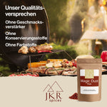 JKR Spices Magic Dust Rub im Doypack vor BBQ Grillmotiv mit Gemüse und Fleisch, Werbebild mit Qualitätsversprechen ohne Geschmacksverstärker, Konservierungsstoffe und Farbstoffe