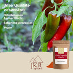 Rote und grüne Schoten an einem Zweig hängend. Text: Unser Qualitätsversprechen. Naturbelassen + unverfälscht, Schonend verarbeitet, vegan