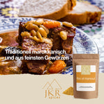 Schmorbraten mit Gemüse auf einem blau gemusterten Teller; Text: Traditionell marokkanisch und aus feinsten Gewürzen