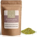 JKR Spices Rosmarin geschnitten im Doypack, geschnittener Rosmarin als Kräuterhaufen neben der Packung, Produktfoto auf weißem Hintergrund