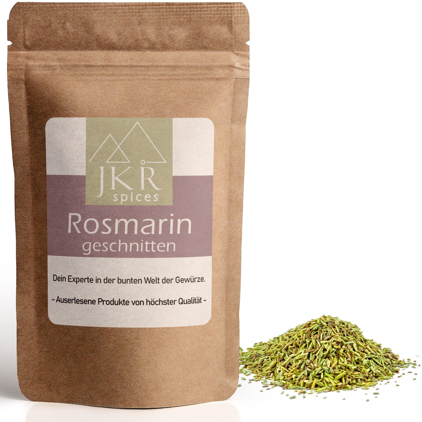 JKR Spices Rosmarin geschnitten im Doypack, geschnittener Rosmarin als Kräuterhaufen neben der Packung, Produktfoto auf weißem Hintergrund