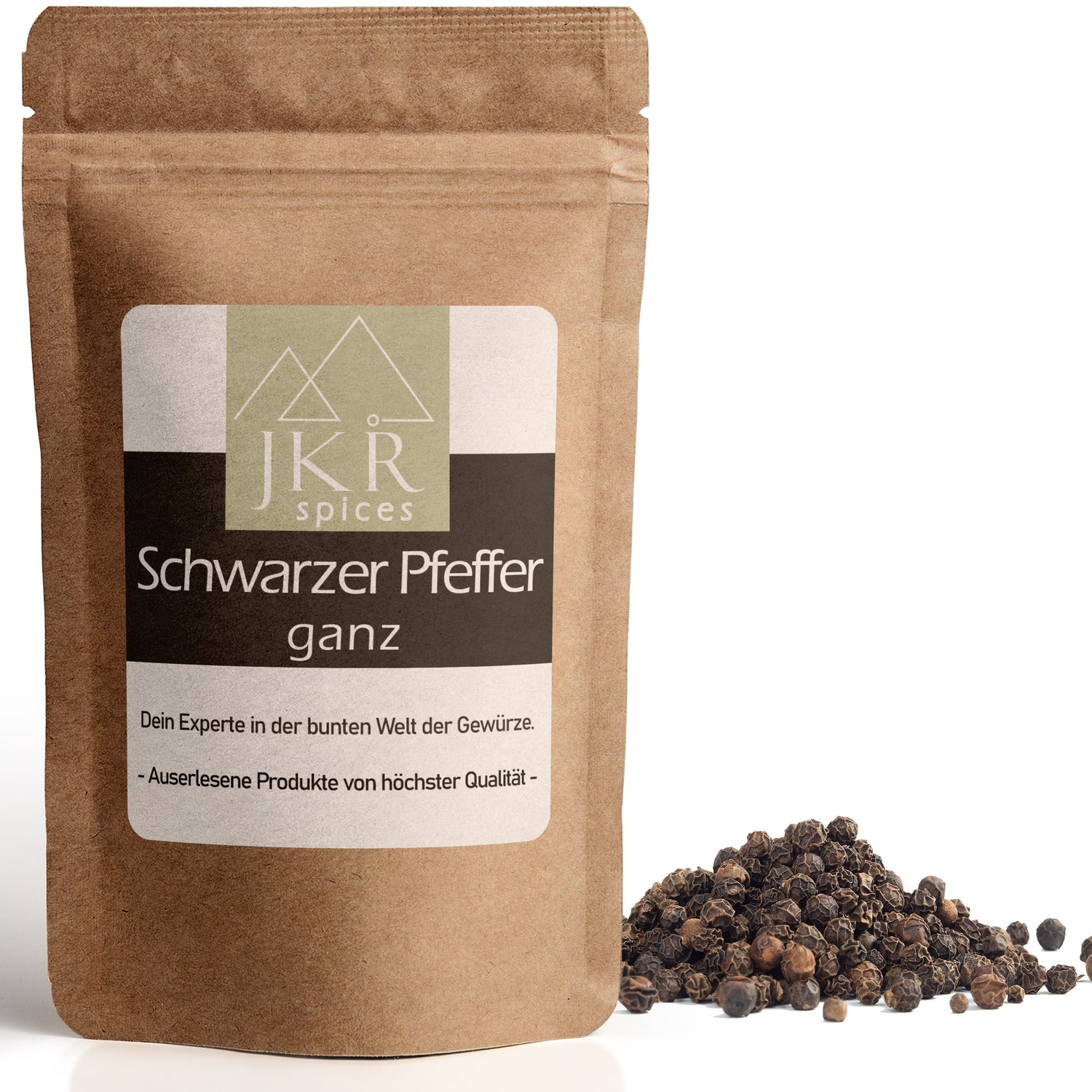 JKR Spices Schwarzer Pfeffer ganz im braunen Doypack mit ganzen schwarzen Pfefferkörnern auf weißem Hintergrund