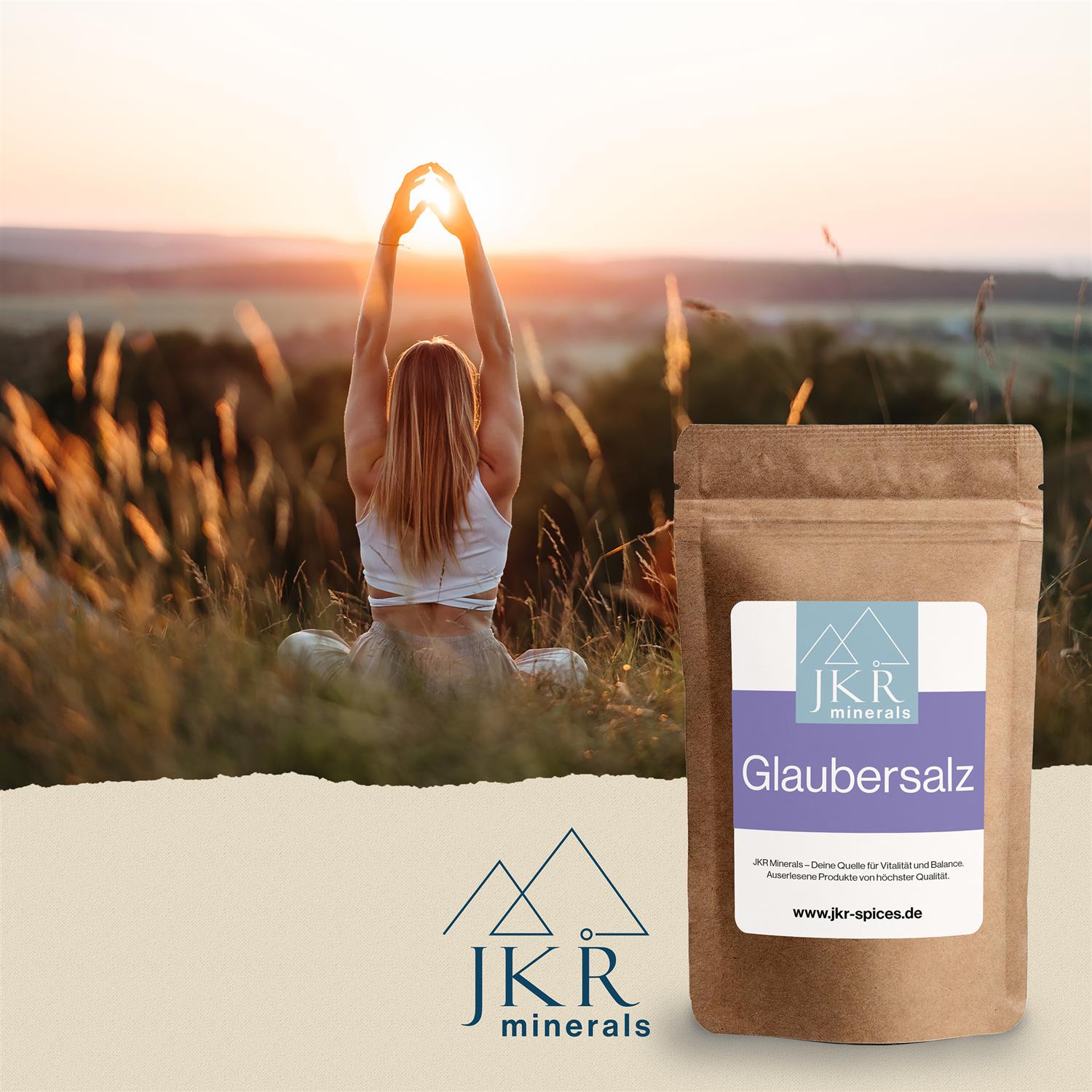 JKR Minerals Glaubersalz im Doypack im Sonnenuntergang, Frau macht Yoga im Feld, Lifestyle Motiv