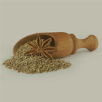 Ganze Anissamen in Holzschaufel auf hellem Untergrund – natürliche, aromatische Rohware für JKR Spices Anis ganz