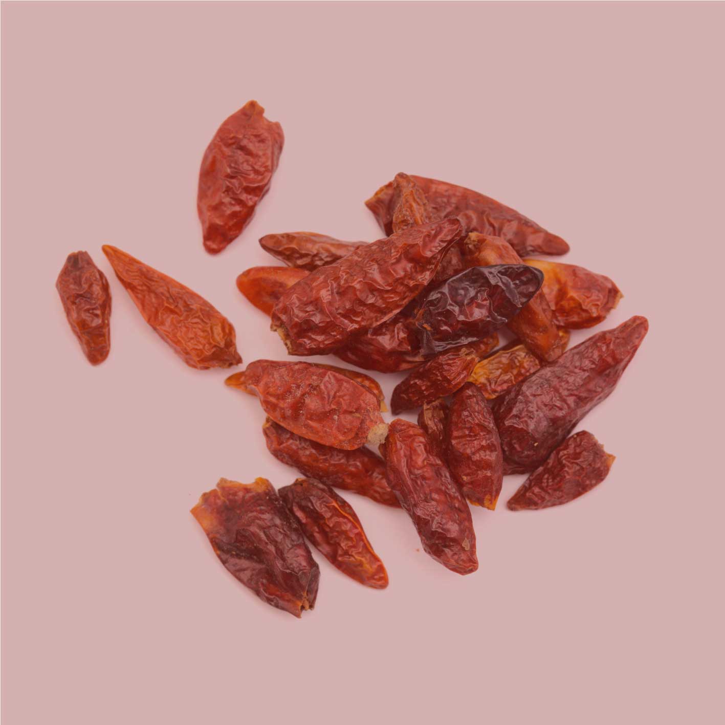 Getrocknete Bird’s Eye Chili Schoten auf hellem Hintergrund – intensive rote Chilischoten in Premiumqualität für scharfes Würzen